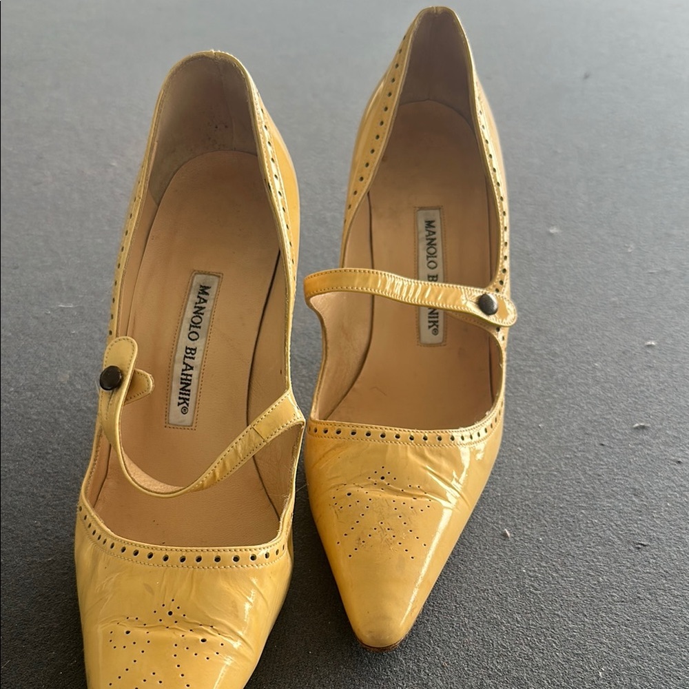 Manolo Blahnik Yellow Heels Elegant Design